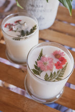 Load image into Gallery viewer, Round Candles Topped With Dried Flowers