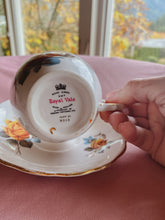Load image into Gallery viewer, Rose And Floral Vintage Teacup